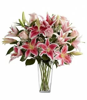 Florero de Vidrio 5 Rosas y 8 Varas de Liliums