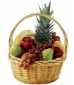 Canasta 3 Peras, 3 Manzanas, 2 Naranjas, 4 Platanos, 2 Racimos de Uvas, 1 Piña - Envuelta en celofán y atada con lazo