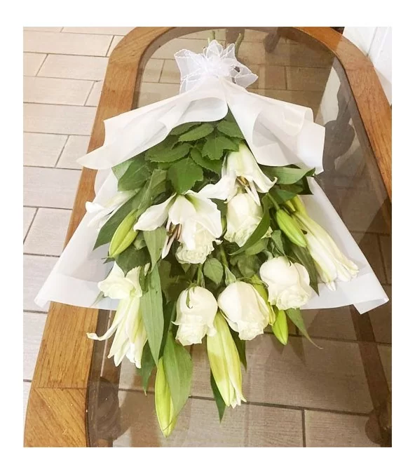 Ramo 6 Rosas Blancas, 4 Varas de Liliums Blancos